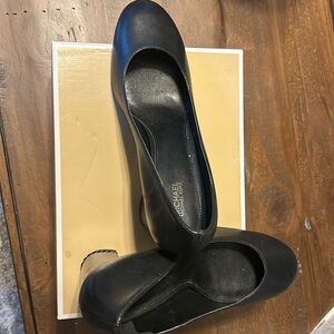 Michael Kor Jasmine pump black